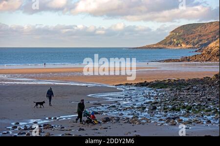 Swansea, Großbritannien. November 2020. Caswell Bay, Swansea, 27. November 2020 EIN kalter Start in den Tag in Caswell Bay auf der Gower Peninsula in der Nähe von Swansea, wenn die Temperaturen an diesem Herbstmorgen nach dem Frost versinken. Quelle: Phil Rees/Alamy Live News Stockfoto