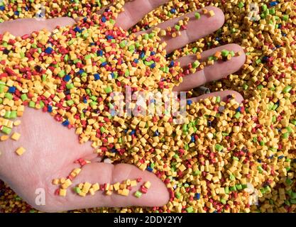 Kleine und bunte Kunststoffteile, die in der industriellen Produktion verwendet werden Stockfoto