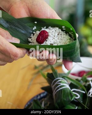 Das Drachenboot Festival Essen Reisknödel Stockfoto