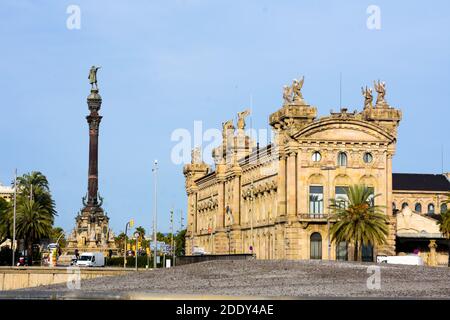 Aduana Gebäude und das Denkmal für Christoph Kolumbus. Barcelona, Katalonien, Spanien. Stockfoto