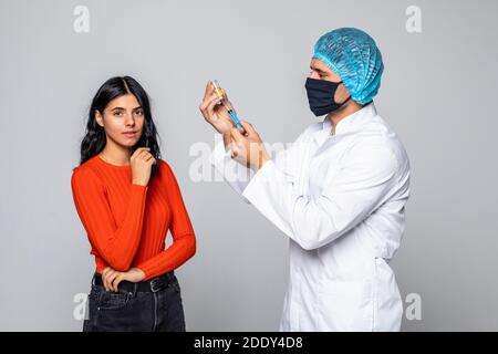 Arzt ist die Impfung von Grippe-Patienten, um die Ausbreitung zu verhindern Der Krankheit und der Epidemie Stockfoto
