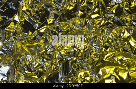 Aluminiumhintergrund, silbernes Folienmetall mit unebener und verformter glänzender Oberfläche Stockfoto