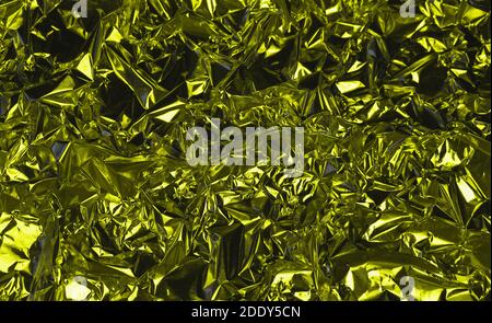 Aluminiumhintergrund, silbernes Folienmetall mit unebener und verformter glänzender Oberfläche Stockfoto