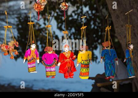 Hängende string Marionetten für Verkauf auf Abschaltdruck in Bagan, Myanmar (Birma), Asien im Februar Stockfoto