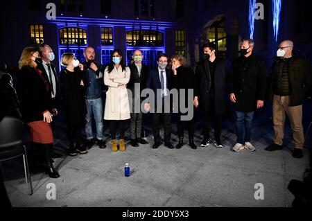 Jose Luis Martinez-Almeida (Bürgermeister von Madrid) mit den Stadträten beim Einschalten der traditionellen Weihafterts Beleuchtung in der Innenstadt. Madrid 11/26/2020 – weltweite Nutzung Stockfoto