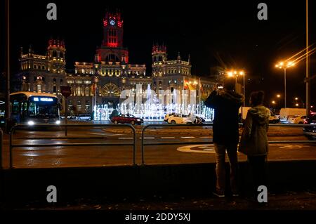 Madrid, Spanien. November 2020. Der Palacio de Cibeles, wenn die traditionelle Weihafterts-Beleuchtung im Stadtzentrum eingeschaltet wird. Madrid 11/26/2020 Quelle: dpa/Alamy Live News Stockfoto