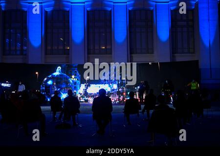 Madrid, Spanien. November 2020. Einschalten der traditionellen Weihafterts-Beleuchtung im Stadtzentrum. Madrid 11/26/2020 Quelle: dpa/Alamy Live News Stockfoto