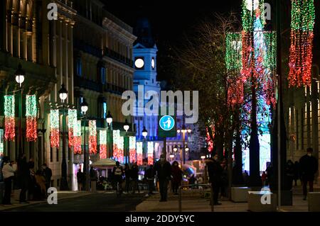 Madrid, Spanien. November 2020. Einschalten der traditionellen Weihafterts-Beleuchtung im Stadtzentrum. Madrid 11/26/2020 Quelle: dpa/Alamy Live News Stockfoto