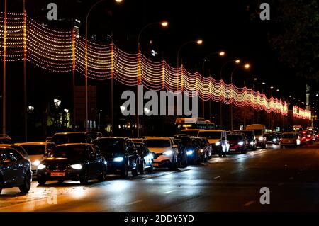 Madrid, Spanien. November 2020. Einschalten der traditionellen Weihafterts-Beleuchtung im Stadtzentrum. Madrid 11/26/2020 Quelle: dpa/Alamy Live News Stockfoto