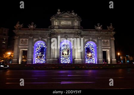 Madrid, Spanien. 26. Nov, 2020. Die Puerta de Alcala Wenn die traditionelle Weihafterts-Beleuchtung im Stadtzentrum eingeschaltet wird. Madrid 11/26/2020 Quelle: dpa/Alamy Live News Stockfoto