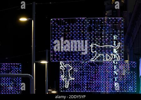 Madrid, Spanien. November 2020. Einschalten der traditionellen Weihafterts-Beleuchtung im Stadtzentrum. Madrid 11/26/2020 Quelle: dpa/Alamy Live News Stockfoto