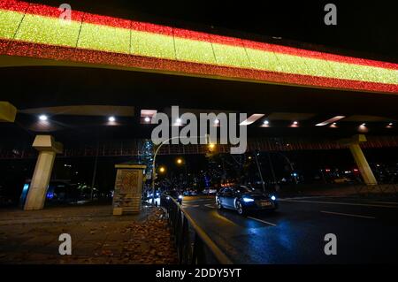 Madrid, Spanien. November 2020. Spanische Flagge Installation - Einschalten der traditionellen Weihafterts Beleuchtung in der Innenstadt. Madrid 11/26/2020 Quelle: dpa/Alamy Live News Stockfoto