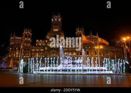 Madrid, Spanien. November 2020. Der Palacio de Cibeles, wenn die traditionelle Weihafterts-Beleuchtung im Stadtzentrum eingeschaltet wird. Madrid 11/26/2020 Quelle: dpa/Alamy Live News Stockfoto