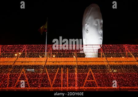 Madrid, Spanien. November 2020. Einschalten der traditionellen Weihafterts-Beleuchtung im Stadtzentrum. Madrid 11/26/2020 Quelle: dpa/Alamy Live News