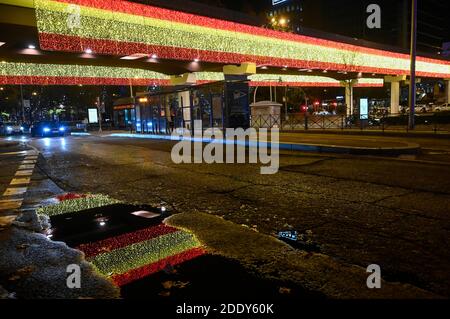 Madrid, Spanien. November 2020. Spanische Flagge Installation - Einschalten der traditionellen Weihafterts Beleuchtung in der Innenstadt. Madrid 11/26/2020 Quelle: dpa/Alamy Live News Stockfoto