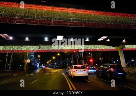 Madrid, Spanien. November 2020. Spanische Flagge Installation - Einschalten der traditionellen Weihafterts Beleuchtung in der Innenstadt. Madrid 11/26/2020 Quelle: dpa/Alamy Live News Stockfoto
