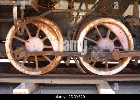 Räder auf einem alten Waggon in der Geisterstadt Humberstone, einem UNESCO-Weltkulturerbe im Norden Chiles Stockfoto