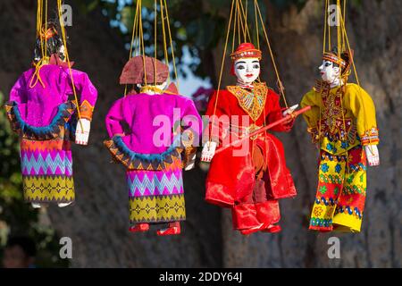 Hängende string Marionetten für Verkauf auf Abschaltdruck in Bagan, Myanmar (Birma), Asien im Februar Stockfoto