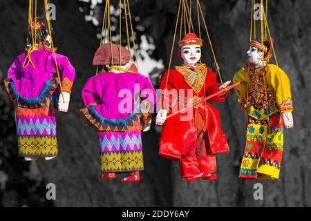 Hängende string Marionetten für Verkauf auf Abschaltdruck in Bagan, Myanmar (Birma), Asien im Februar Stockfoto