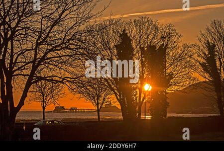 Swansea, Großbritannien. November 2020. Murmbles, Swansea 27. November 2020 Pendler fahren an diesem Morgen kurz nach Sonnenaufgang auf der Mumbles Road in Richtung Swansea, am Beginn eines kalten Herbstmorgens, wo die Temperaturen schwer über dem Gefrierpunkt hinauszukommen waren. Quelle: Phil Rees/Alamy Live News Stockfoto