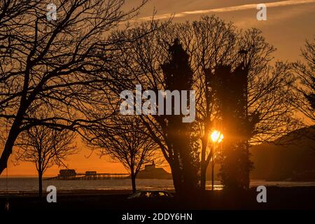 Swansea, Großbritannien. November 2020. Murmbles, Swansea 27. November 2020 Pendler fahren an diesem Morgen kurz nach Sonnenaufgang auf der Mumbles Road in Richtung Swansea, am Beginn eines kalten Herbstmorgens, wo die Temperaturen schwer über dem Gefrierpunkt hinauszukommen waren. Quelle: Phil Rees/Alamy Live News Stockfoto