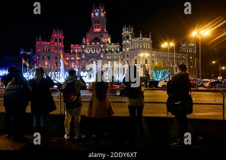 Madrid, Spanien. November 2020. Der Palacio de Cibeles, wenn die traditionelle Weihafterts-Beleuchtung im Stadtzentrum eingeschaltet wird. Madrid 11/26/2020 Quelle: dpa/Alamy Live News Stockfoto