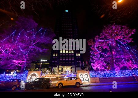 Madrid, Spanien. November 2020. Einschalten der traditionellen Weihafterts-Beleuchtung im Stadtzentrum. Madrid 11/26/2020 Quelle: dpa/Alamy Live News