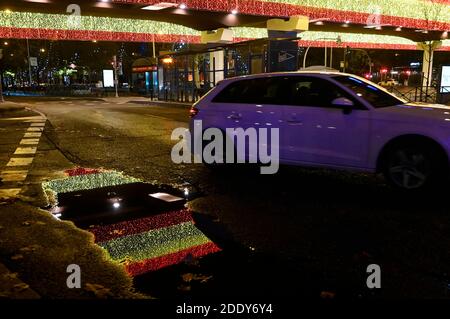 Madrid, Spanien. November 2020. Spanische Flagge Installation - Einschalten der traditionellen Weihafterts Beleuchtung in der Innenstadt. Madrid 11/26/2020 Quelle: dpa/Alamy Live News Stockfoto