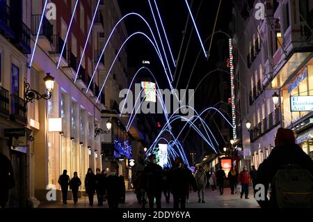 Madrid, Spanien. November 2020. Einschalten der traditionellen Weihafterts-Beleuchtung im Stadtzentrum. Madrid 11/26/2020 Quelle: dpa/Alamy Live News Stockfoto