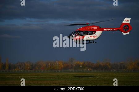 20. November 2020, Baden-Württemberg, Rheinmünster: Der Intensivhubschrauber Christoph 111 der DRF Stiftung Luftrettung gemeinnützige AG landet nach einer Mission. Foto: Marijan Murat/dpa Stockfoto