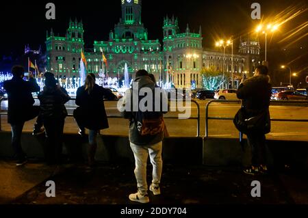 Madrid, Spanien. November 2020. Der Palacio de Cibeles, wenn die traditionelle Weihafterts-Beleuchtung im Stadtzentrum eingeschaltet wird. Madrid 11/26/2020 Quelle: dpa/Alamy Live News Stockfoto