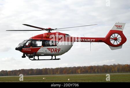 20. November 2020, Baden-Württemberg, Rheinmünster: Der Intensivhubschrauber Christoph 111 der DRF Stiftung Luftrettung gemeinnützige AG startet seine Mission. Foto: Marijan Murat/dpa Stockfoto