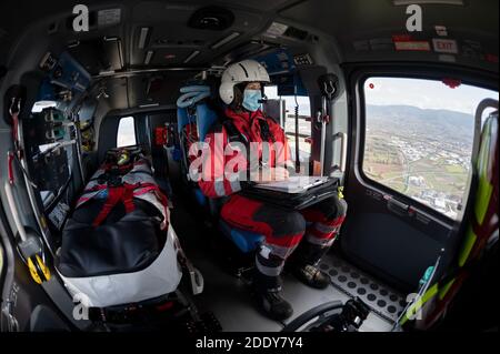 20. November 2020, Baden-Württemberg, ---: Gerhild Gruner, Notarzt, sitzt im Intensivhubschrauber Christoph 111 der DRF Stiftung Luftrettung gemeinnützige AG während einer Operation. Foto: Marijan Murat/dpa Stockfoto