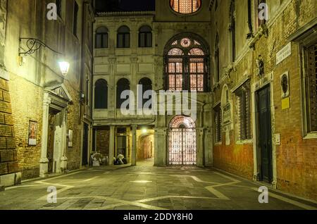 Campiello de la Scuola in San Polo Sestiere bei Nacht - Venedig, Italien Stockfoto