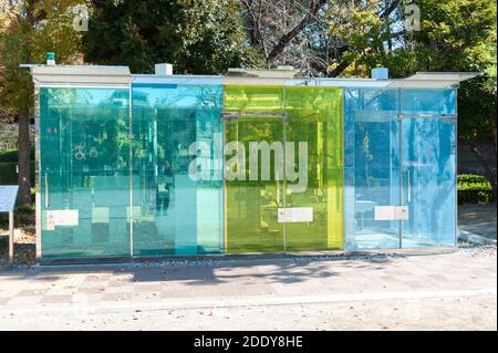 Shibuya City, Tokyo, Japan - 23. November 2020: Transparente öffentliche Toilette im Haru-No-Ogawa Community Park. Stockfoto