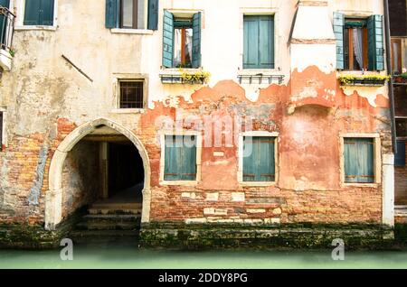Gebäudefassade mit Blick auf den Kanal - Venedig, Italien Stockfoto