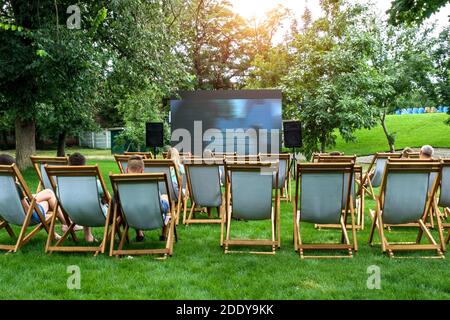 Die Leute in einem Sommerkino schauen sich einen Film an Stockfoto