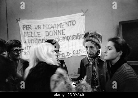 - Mailand, congresso internazionale femminista sull'aborto presso l'Università Statale (Maggio 1975); al Centro Adele faccio, Leader del Partito Radicale e del movimento per l'autodeterminazione delle donne. - Mailand, internationaler feministischer Kongress über Abtreibung an der Staatlichen Universität (Mai 1975); im Zentrum Adele Faccio, Leiterin der italienischen Radikalen Partei und der Bewegung für die Selbstbestimmung der Frauen. Stockfoto