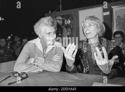 - Susanna Agnelli, Deputato del PRI, Partito Repubblicano Italiano ed Adele Faccio, Leader del Partito Radicale e del Movimento Femminista per il diritto all'aborto, partecipano ad un dibattito alla Festa dell'Unità di Milano (settembre 1976) - Susanna Agnelli, Parlamentsabgeordnete der PRI, der Italienischen Republikanischen Partei, Und Adele Faccio, Leiterin der Radikalen Partei und der Feministischen Bewegung für das Recht auf Abtreibung, nehmen an einer Debatte zum Fest der Einheit von Mailand Teil (September 1976) Stockfoto