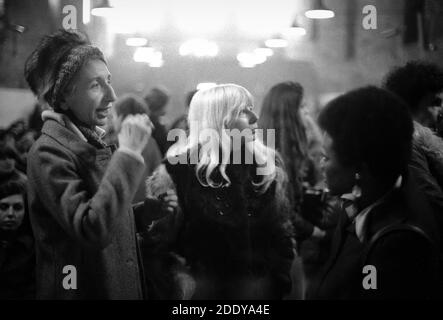 - Mailand, congresso internazionale femminista sull'aborto presso l'Università Statale (Maggio 1975); A sinistra Adele faccio, Leader del Partito Radicale e del movimento per l'autodeterminazione delle donne. - Mailand, internationaler feministischer Kongress zur Abtreibung an der Staatlichen Universität (Mai 1975); links Adele Faccio, Leiterin der italienischen Radikalen Partei und der Bewegung für die Selbstbestimmung der Frauen. Stockfoto