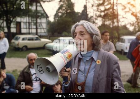 - Adele Faccio, Führer der Partito Radicale e del movimento per l'autodeterminazione delle donne, in viaggio attraverso l'Europa per una Serie di manianazioni pacifiste ed antucleari nell'estate del 1978 - Adele Faccio, Führer der italienischen Radikalen Partei und der Bewegung für die Selbstbestimmung der Frauen, Reisen durch Europa für eine Reihe von pazifistischen und Anti-Atomdemonstrationen im Sommer 1978 Stockfoto