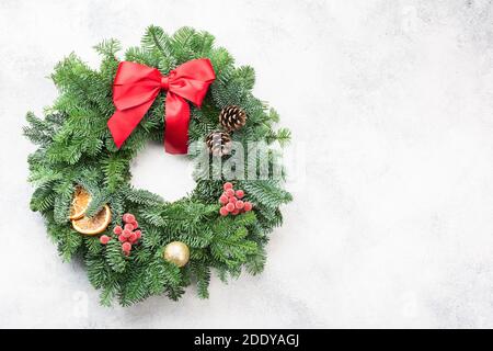 Handgefertigter Weihnachtskranz auf dem weißen Tisch Stockfoto