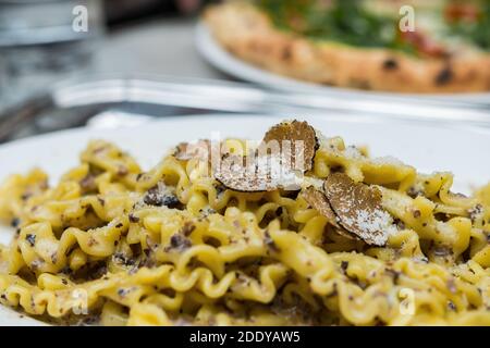 Trüffelnudeln. Köstliche italienische frische Pasta mit Trüffelstücken auf der Oberseite, Mascarpone und Olivenöl. Essen im Felicita (Big Mamma) Restaurant. Stockfoto