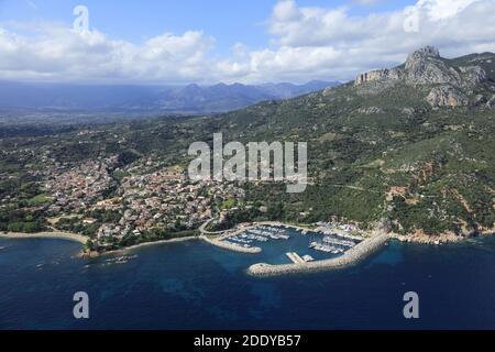 Italien, Sardinien, Baunei: Luftaufnahme der sardischen Küste, östlich der Insel, dem Golf von Arbatax und Santa Maria Navarrese mit seinem Yachthafen Stockfoto