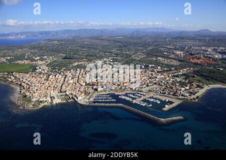 Italien, Sardinien, Portoscuso: Luftaufnahme der Stadt und des Yachthafens an der Südwestküste der Insel Stockfoto