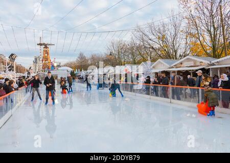 Eislaufbahn. Weihnachtsmarkt, Paris (tuilerien), Frankreich. Schöne Tagesaufnahme von Familien, die im Winter Spaß auf dem Eis haben Stockfoto