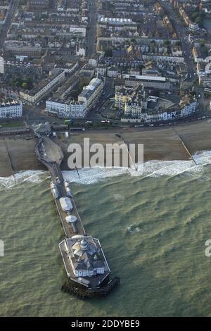 Großbritannien, East Sussex, Eastbourne: Luftaufnahme des Badeortes an der Südküste und Eastbourne Pier, wo sich ein Freizeitkomplex befindet Stockfoto