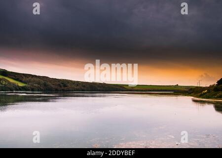 Abendlicht über dem Gannel River bei Flut in Newquay in Cornwall. Stockfoto