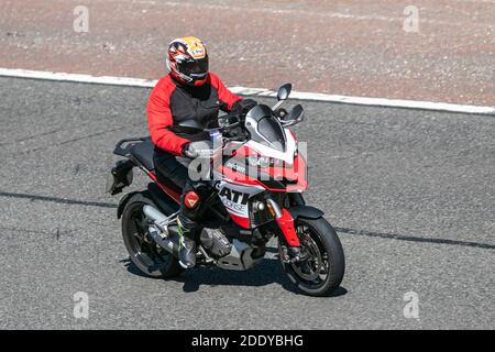 Ducati Motorrad Fahrer; rot zweirädrigen Transport, Motorräder, Fahrzeug, Straßen, Motorräder, Motorrad-Fahrer motoring in Chorley, Großbritannien Stockfoto