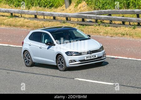 2019 Silber VW Volkswagen Polo Beats EVO; Fahrzeugverkehr, Fahrzeuge bewegen, Autos, Fahrzeug fahren auf britischen Straßen, Motoren, Fahren auf der Autobahn M6 Autobahn UK Straßennetz. Stockfoto
